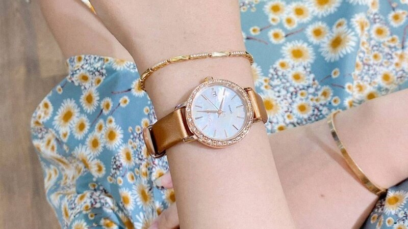 Đồng hồ Sheen nữ tính kết hợp với vòng tay mảnh, là ý tưởng tuyệt vời để phối đồng hồ và vòng tay nữ cho vẻ ngoài dịu dàng