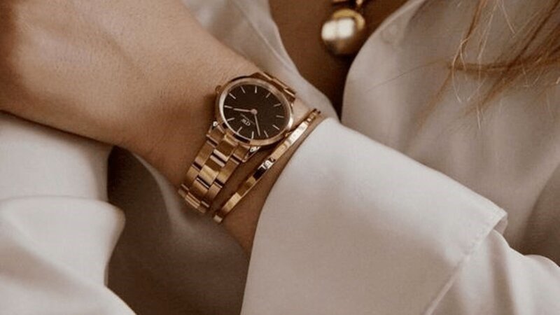 Đồng hồ và vòng tay classic từ thương hiệu DW, minh họa cách kết hợp đồng hồ với vòng tay nữ theo phong cách tối giản
