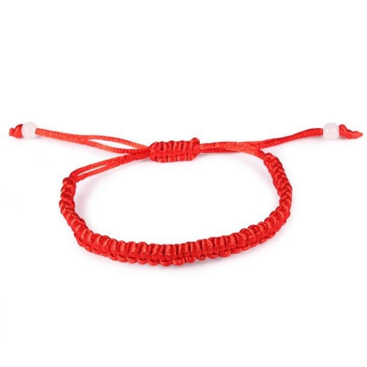 Dụng cụ chuẩn bị cho vòng tay đan len chỉ đỏ