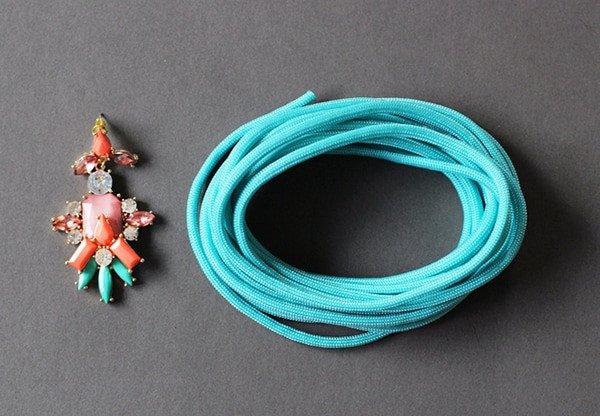 Dụng cụ và dây dù chuẩn bị để thực hiện cách thắt vòng tay nút kép.