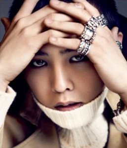 G-Dragon đeo nhiều chiếc nhẫn bạc Chrome Hearts với các thiết kế biểu tượng, tạo nên phong cách đặc trưng của anh.