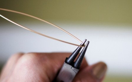 Gấp đôi sợi dây đồng để làm vòng tay