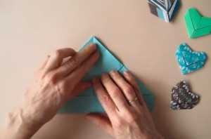 Gấp giấy tạo hình khối cơ bản để làm trái tim Origami
