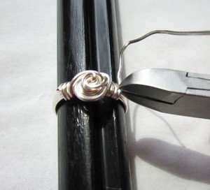 Gia công các đầu dây kẽm để hoàn thiện vòng tay