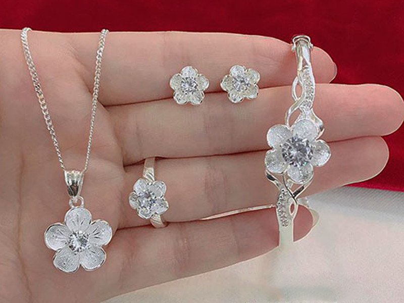 Giá lắc tay bạc nữ PNJ phụ thuộc vào thiết kế