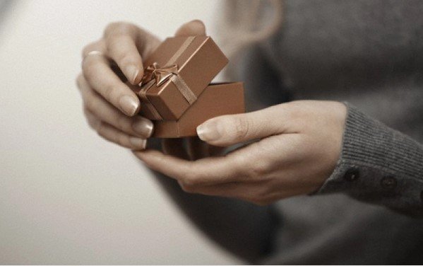 Giấu món quà lắc tay vàng cho mẹ một cách tinh tế