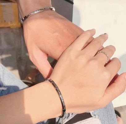 Hai chiếc vòng tay nam Daniel Wellington Classic Cuff Silver với thiết kế tinh tế, thích hợp cho đeo đôi hoặc cá nhân