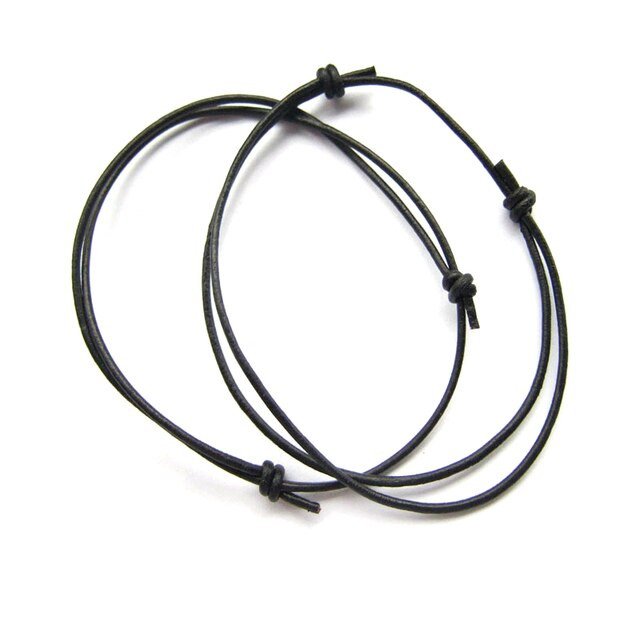 Hình ảnh các loại vòng tay chỉ đen đa dạng, từ sợi đơn giản đến kết hợp đá phong thủy