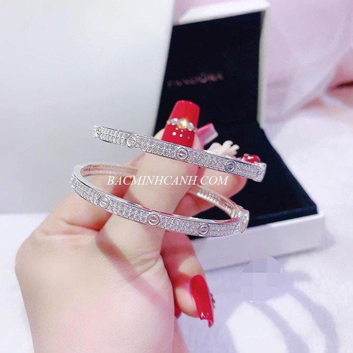 Hình ảnh cận cảnh lắc tay Cartier Love bạc, thể hiện sự sang trọng và tối giản