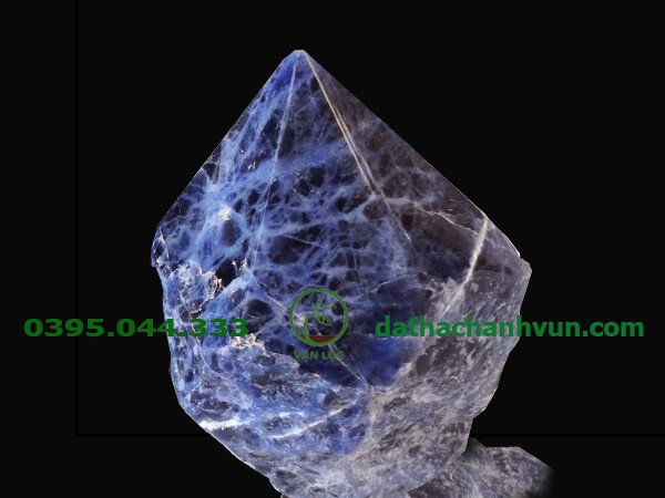 Hình ảnh cận cảnh một khối đá thạch anh xanh nước biển tự nhiên với các đường vân đặc trưng, thể hiện vẻ đẹp sâu lắng và nguồn năng lượng thanh khiết.