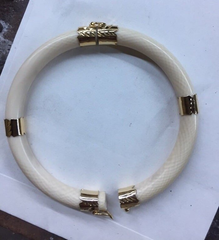 Hình ảnh cận cảnh vòng tay ngà voi bọc vàng đẹp, chi tiết chế tác vàng 18k.