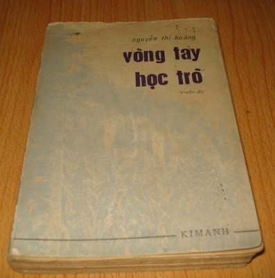 Hình ảnh cuốn sách Vòng Tay Học Trò của Nguyễn Thị Hoàng, một tác phẩm gây tranh cãi lớn trong văn học Việt Nam