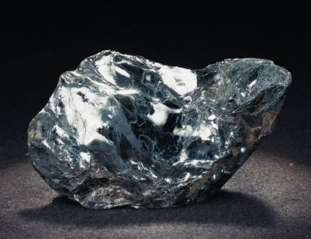 Hình ảnh đá hematite tự nhiên với màu đen bóng ấn tượng