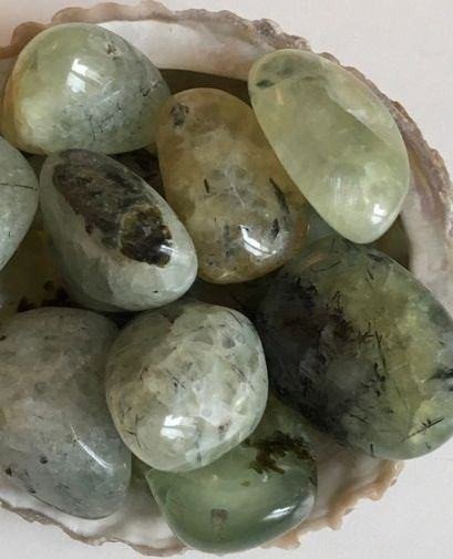 Hình ảnh một chiếc vòng tay đá Agate xanh lam và các viên đá Agate thô