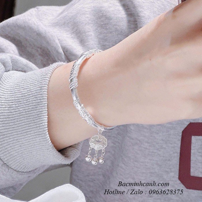 Hình ảnh vòng tay khóa trường mệnh mang ý nghĩa may mắn và bình an