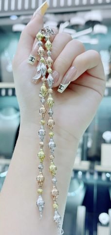 Hình lắc tay vàng với họa tiết hình cầu nổi phối màu vàng cam trắng