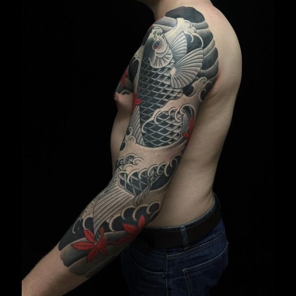 Hình xăm cá chép phong cách Irezumi trên cánh tay, biểu tượng cho sức mạnh