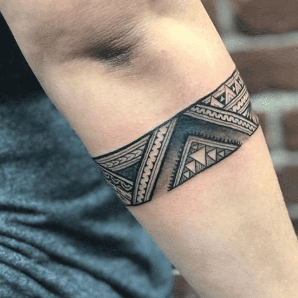 Hình xăm hoa văn vòng tay cổ điển