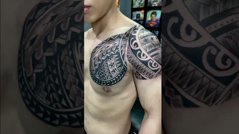 Hình xăm Maori kết hợp ngực và bả vai khỏe khoắn