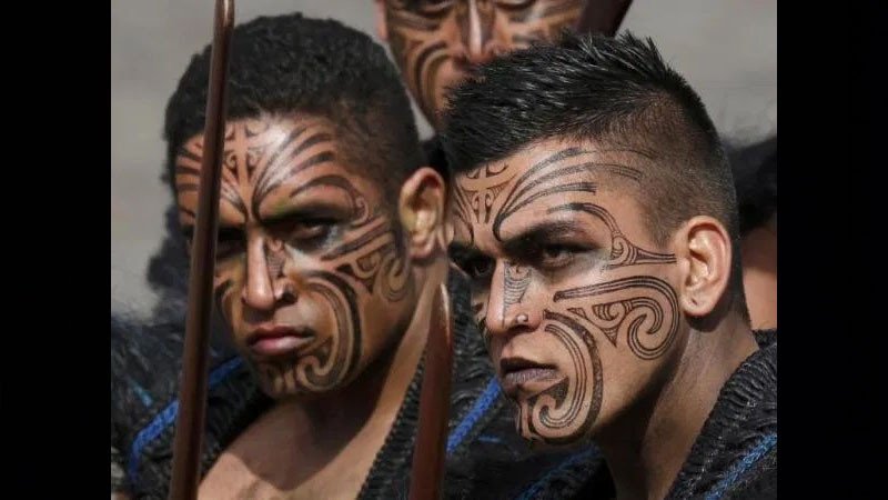 Hình xăm Maori móc câu trên mặt cho thấy niềm tự hào và sự dũng mãnh