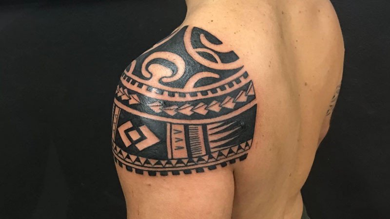 Hình xăm Maori ở đầu cánh tay mạnh mẽ