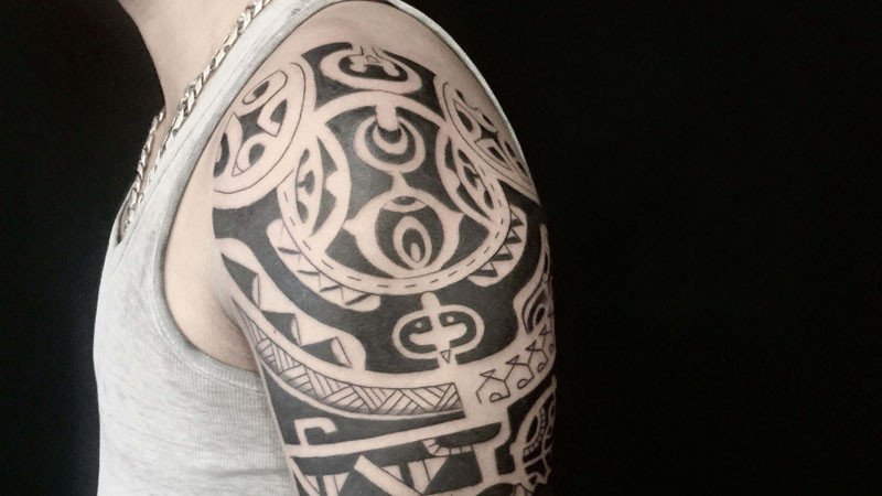 Hình xăm Maori với vòng tròn biểu tượng của bộ tộc