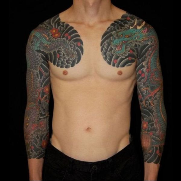 Hình xăm rồng yakuza phủ kín bắp tay, thể hiện quyền uy