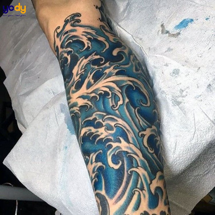 Hình xăm sóng biển kín tay với họa tiết Nhật cổ