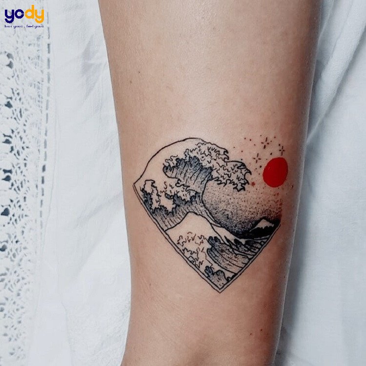 Hình xăm sóng nước kết hợp các nguyên tố khác, tượng trưng cho sự hoàn hảo và đầy đủ