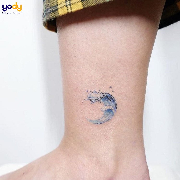 Hình xăm sóng nước ở bắp chân, biểu tượng sự tự do