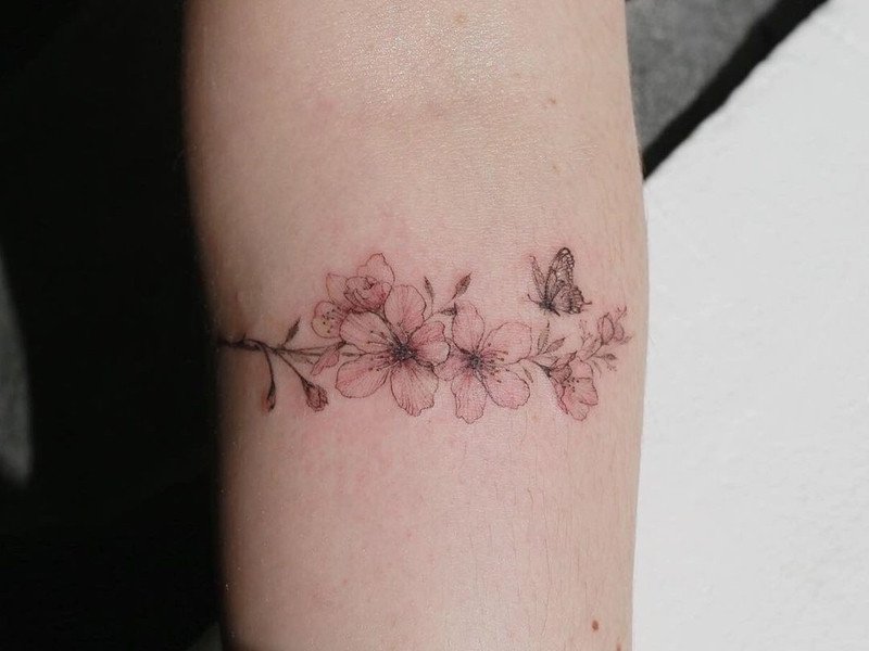 Hình xăm vòng tay hoa anh đào mềm mại, nữ tính