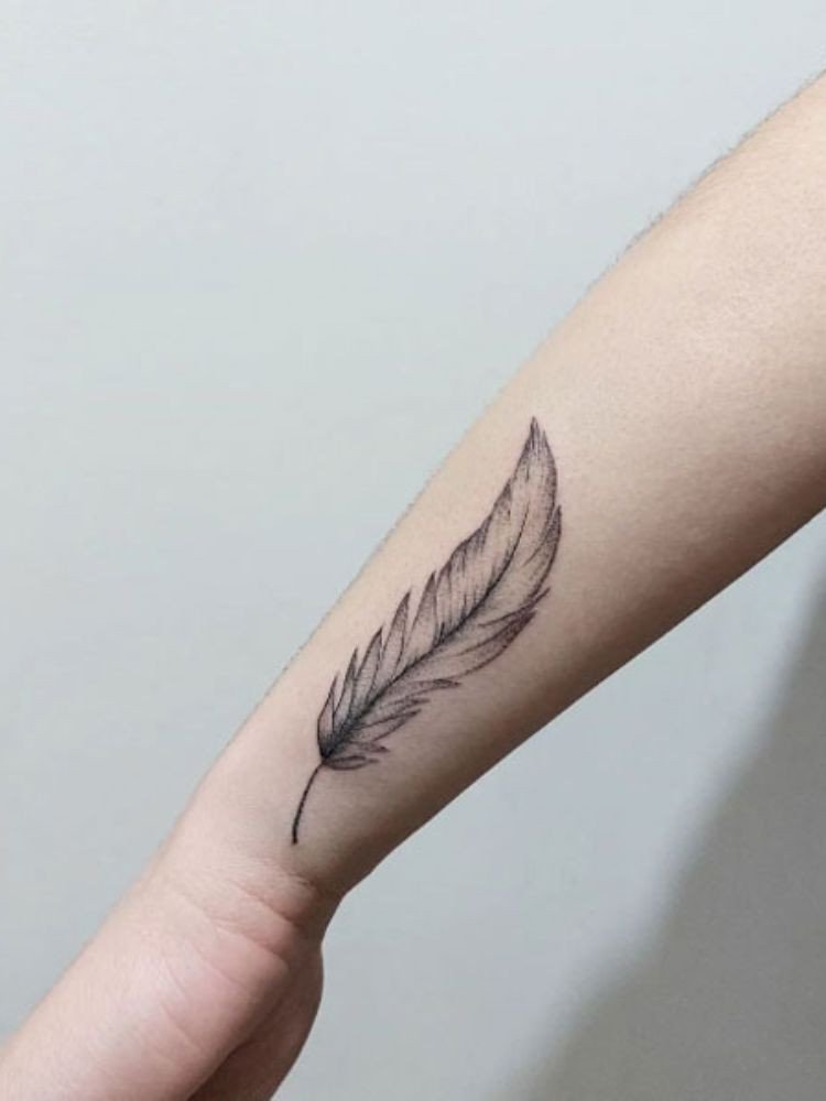 Hình xăm vòng tay lông vũ mềm mại cho nữ