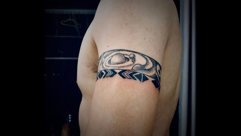 Hình xăm vòng tay Maori kết hợp truyền thống và vũ trụ hiện đại