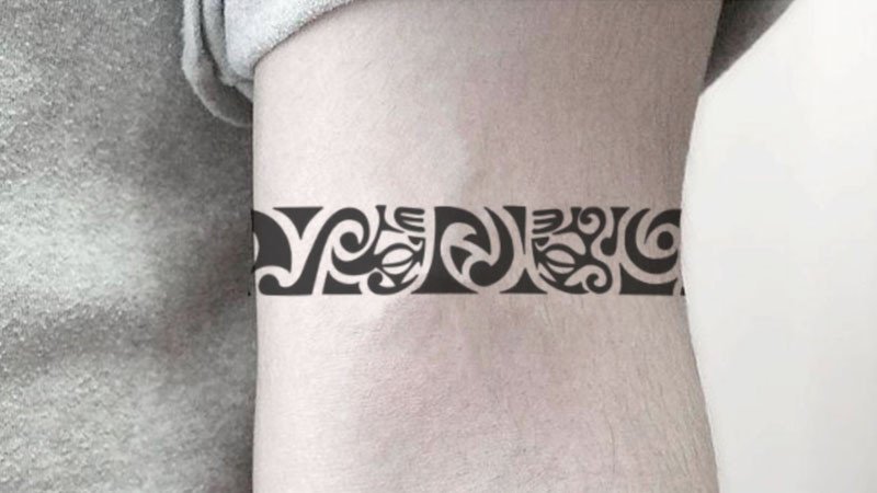 Hình xăm vòng tay Maori móc câu cách điệu