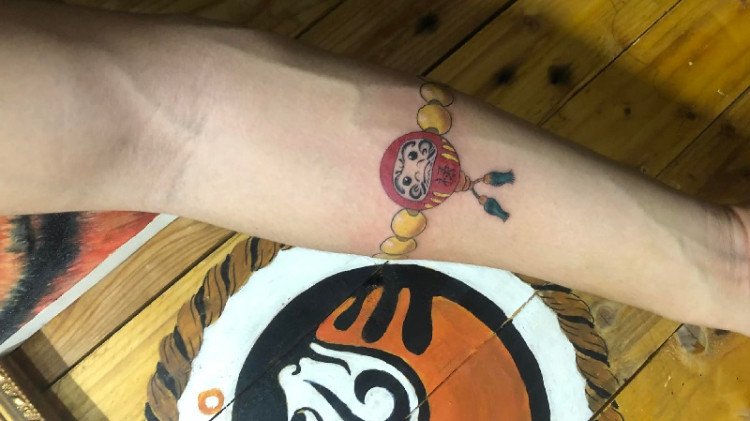 Hình xăm vòng tay nhật cổ đen trắng họa tiết Daruma kết hợp chuỗi hạt