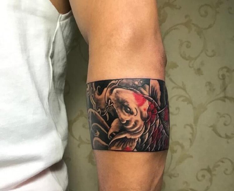 Hình xăm vòng tay nhật cổ đen trắng phong cách Irezumi với cá chép