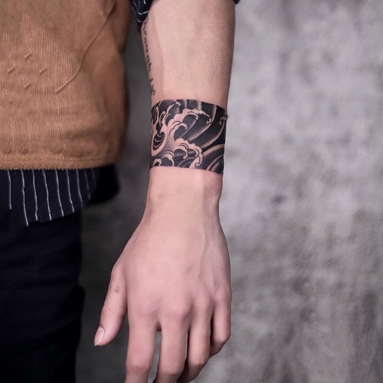 Hình xăm vòng tay nhật cổ đen trắng theo phong cách Yakuza truyền thống