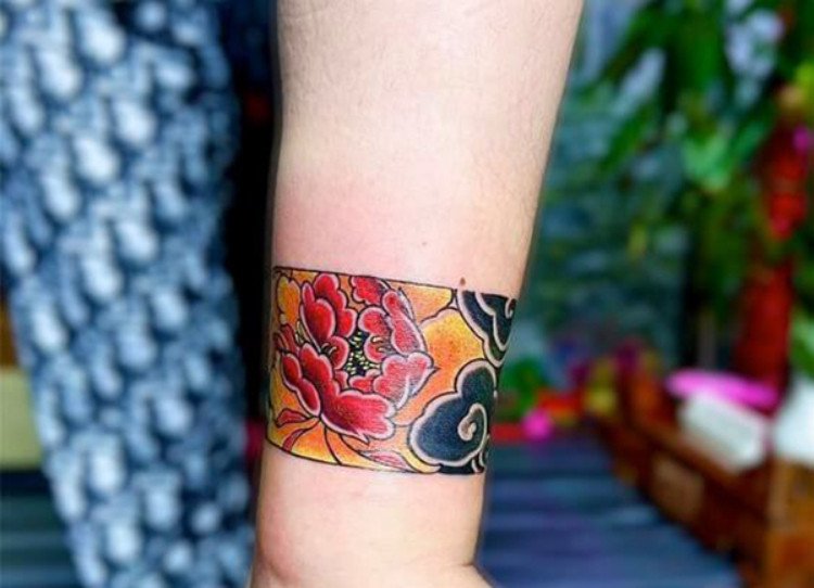 Hình xăm vòng tay nhật cổ đen trắng với họa tiết hoa mẫu đơn tinh xảo
