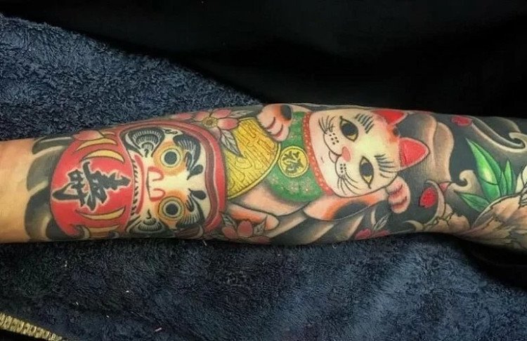 Hình xăm vòng tay nhật cổ đen trắng với họa tiết mèo thần tài Maneki Neko