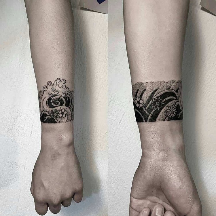 Hình xăm vòng tay nhật cổ đen trắng với họa tiết sóng biển đặc trưng