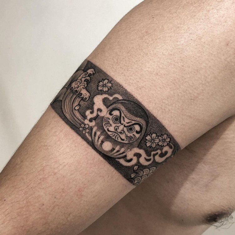 Hình xăm vòng tay Nhật cổ hình tròn họa tiết Daruma
