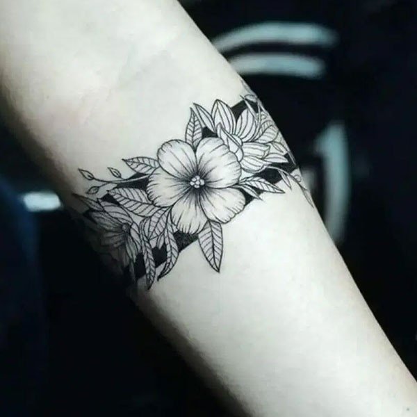 Hình xăm vòng tay nhật cổ hoa anh đào chi tiết, đen trắng