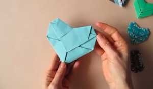 Hoàn chỉnh các góc cạnh để tạo trái tim giấy mềm mại
