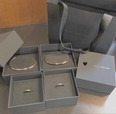 Hộp đựng và vòng tay cuff chính hãng, biểu tượng của sự sang trọng