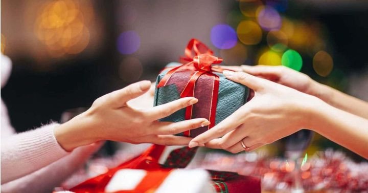 Hộp quà chứa vòng tay bạc, biểu tượng của sự may mắn và tình cảm
