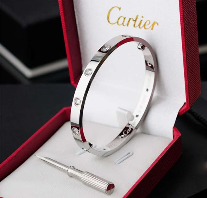 Hướng dẫn cách đeo và tháo vòng tay Cartier Love với phụ kiện đi kèm
