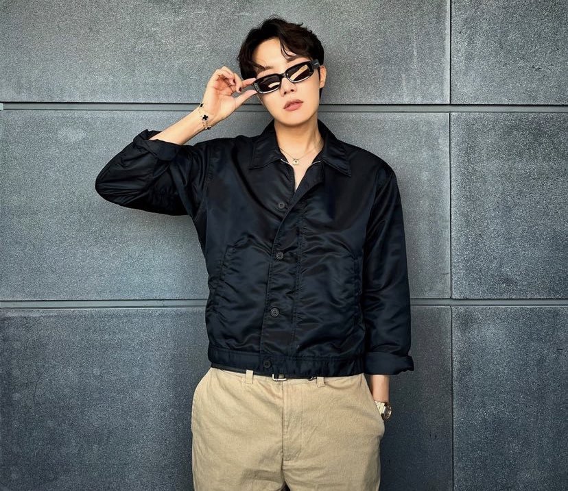 J-Hope (BTS) đeo vòng làm từ đá onyx
