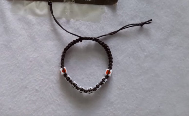 Kết thúc vòng tay handmade bằng cách thắt nút cố định ở hai đầu dây lõi, hoàn thiện sản phẩm