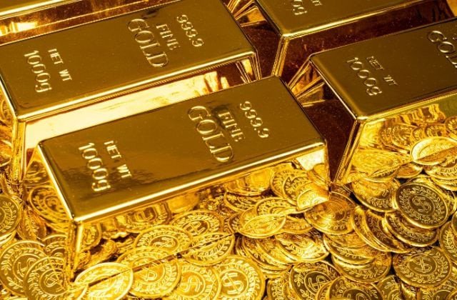 Khách hàng lựa chọn lắc tay vàng 9999 5 phân tại cửa hàng