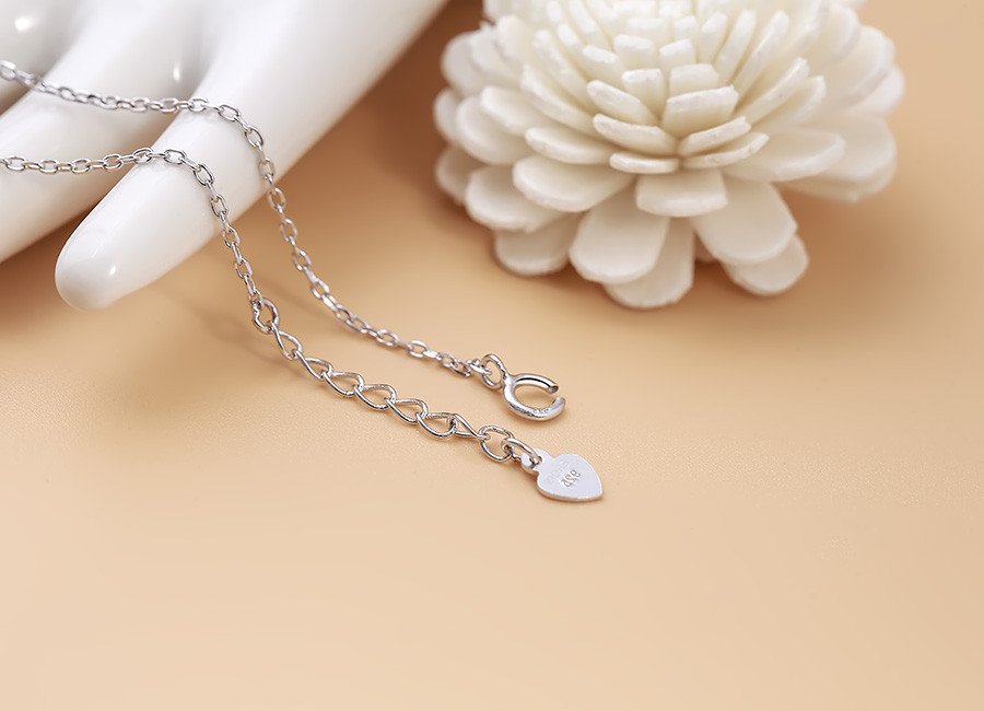 Khóa cài chắc chắn của vòng tay bạc Hermes